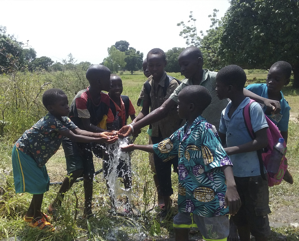 Hidroten colabora en el proyecto solidario de la ong agua pura
