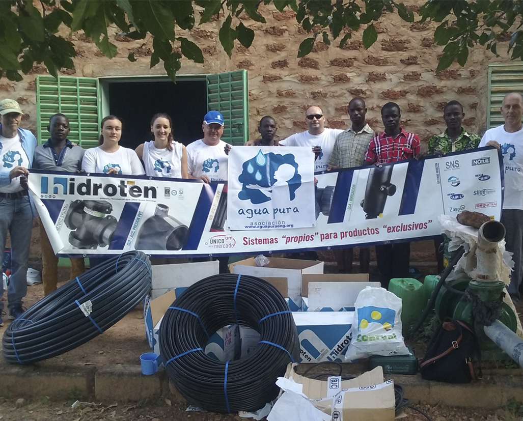 Hidroten colabora en el proyecto solidario de la ong agua pura
